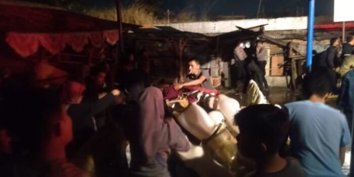 Padamkan Api di Pasar Sadang Serang, Diskar PB Kota Bandung Kerahkan Puluhan Mobil Damkar