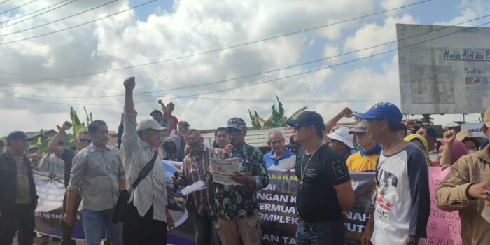 Jalan Berdebu, Masyarakat Tanah Mas Gelar Demo