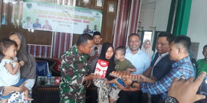 Mewakili Pemkab Batanghari, Camat Batin XXIV Dampingi Dua Perusahaan Serahkan Paket Asupan Tambahan untuk Masyarakat