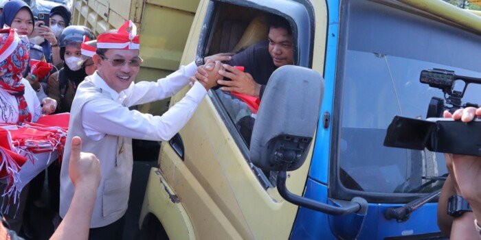 Harnojoyo Bagikan Ribuan Bendera Merah Putih