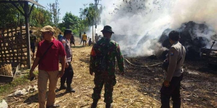 Akibat Lalai, Tumpukan Sepah Tebu Ludes Terbakar
