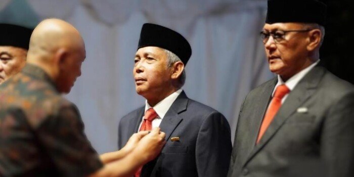 Puncak Hari UMKM Bupati OKI Terima Penghargaan Satya Lencana Wira Karya dari Presiden Jokowi