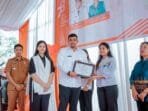 Bobby Nasution Beri Penghargaan 8 Klinik dan 11 Bapak Asuh Stunting