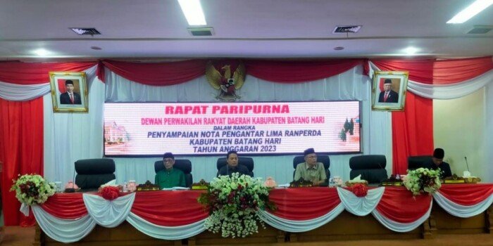 Wakil Ketua DPRD Batanghari Jaafar Pimpin Paripurna Lima Ranperda TA 2023