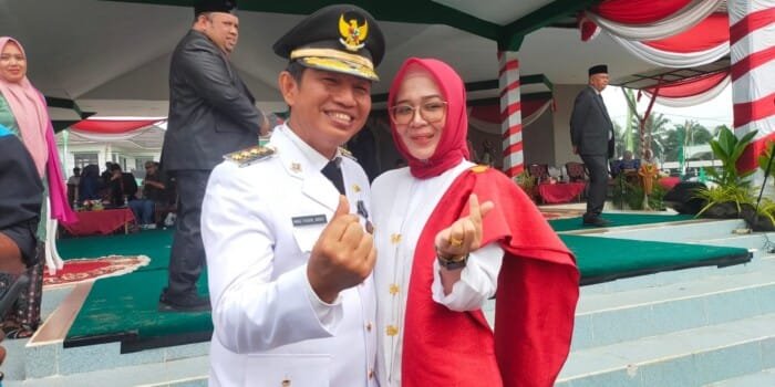 Usai Pelaksanaan Upacara HUT RI, Bupati Batanghari Perlihatkan Momen Mesra Bersama Istri