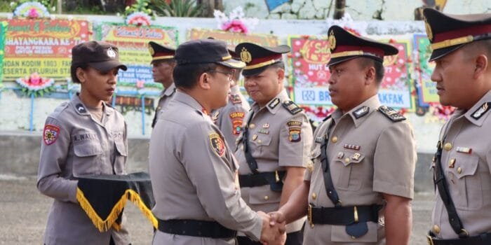 Kapolres Fakfak Hendriyana Pimpin Serah Terima Jabatan 6 Pejabat Utama
