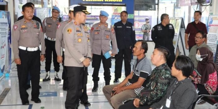 Sidak Kantor Satpas Polres Tulungagung, AKBP Teuku Arsya Khadafi Ajak Dialog Masyarakat Pemohon SIM