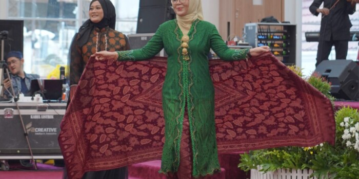 Zulva Fadhil Tampilkan Busana Batik Batanghari Saat Fashion Show Wastra Jambi