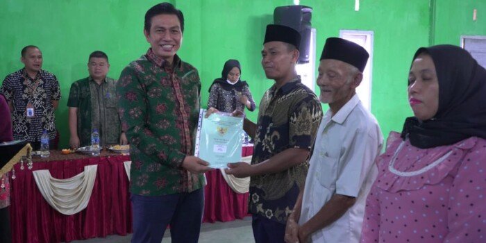 Bupati Batanghari Serahakn Sertifikat Tanah Progam PTSL di Desa Kilangan