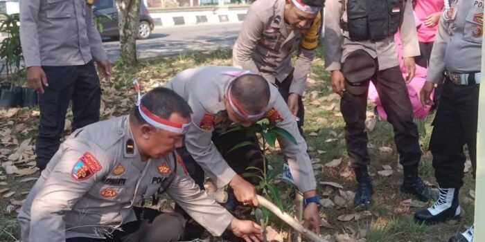 Polsek Prabumulih Barat Tanam Puluhan Pohon Buah