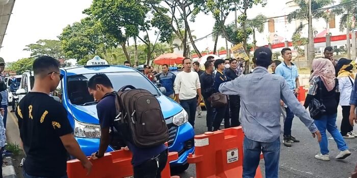 Pendemo Nyaris Blokir Setengah Jalan Depan Kejati Sumsel