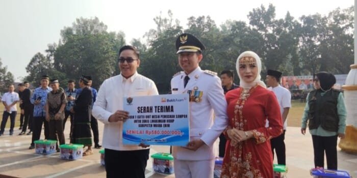 PTBA Serahkan Bantuan Truk Arm Roll hingga Mesin Pemusnah Sampah untuk Pemkab Muara Enim