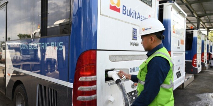 Kurangi Emisi, PTBA Operasikan Hybrid Dump Truck hingga Bus Listrik