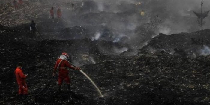 Kebakaran TPA Sukawinatan Walikota Palembang Kordinasi Gubernur Sumsel Minya Bantuan Helikopter Water Booming