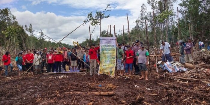Warga Desa Kedamin Darat Tutup Aktivitas PT BIA Dengan Ritual Adat