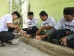 Santri Ganjar Gotong Royong Renovasi Sekretariat Majelis Taklim Nurul Huda di Palembang
