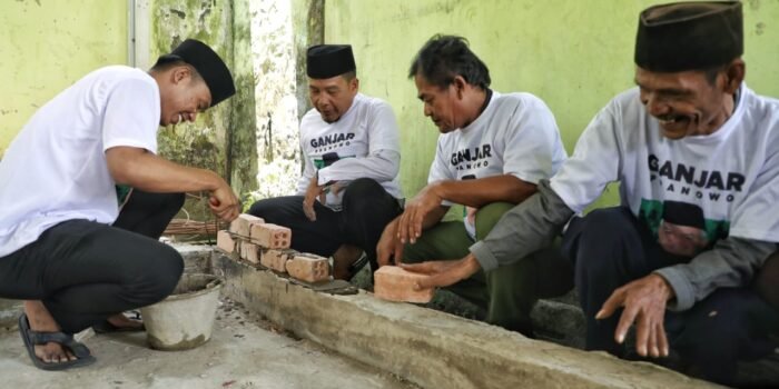 Santri Ganjar Gotong Royong Renovasi Sekretariat Majelis Taklim Nurul Huda di Palembang