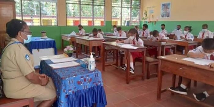 Polres Fakfak Beri Pengamanan Dalam Proses Belajar Mengajar di Distrik Kramomomgga