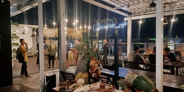Menikmati View Palembang Sambil Barbeque on the Sky ala Ferreira Cafe Rooftop