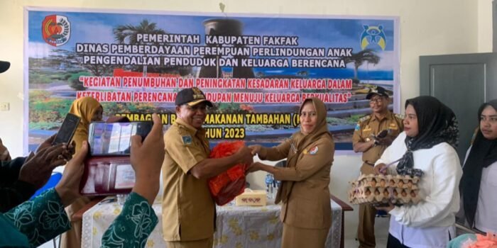 Komitmen Turunkan Stunting, DP3AP2KB Fakfak Salurkan Ribuan Paket PMT