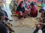 Tingkatkan Kualitas Keluarga, DP3AP2KB Fakfak Berikan Pelatihan Anyam Nyiru untuk Mama-mama