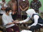 Wawako Fitri Jenguk Langsung Warga yang Sakit