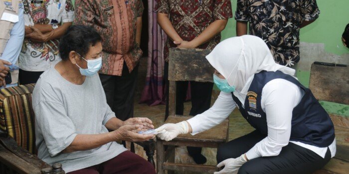 Wawako Fitri Jenguk Langsung Warga yang Sakit