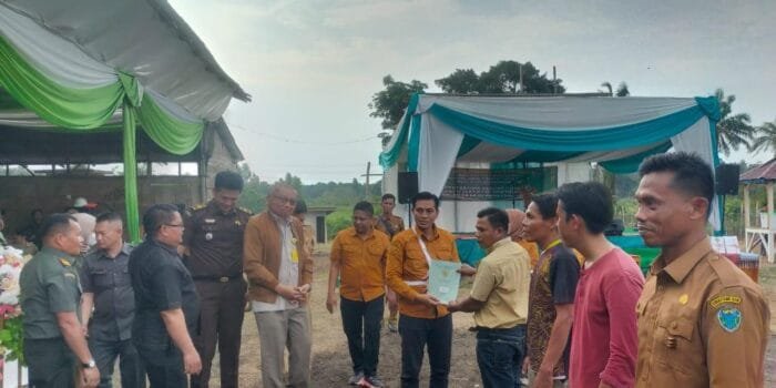 Dampingi Kepala BPN, Bupati Batanghari Bagikan Sertifikat PTSL