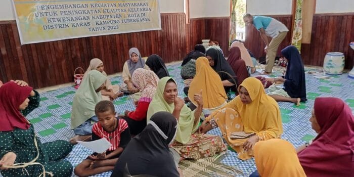 DP3AP2KB Fakfak Latih Menganyam Nyiru untuk Ibu-ibu Kampung Tuberwasak