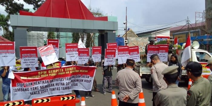 Protes Jalan Hauling yang Rusak Hutan dan Lingkungan