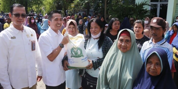 Full Senyum, 1.249 KK di Kelurahan Bukit Lama Terima Bantuan Beras Gratis