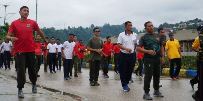 Sambut HUT TNI ke 78 Korem 182/JO-Kodim 1803/Fakfak Selenggarakan Olahraga Bersama TNI-Polri dan Pemerintah Daerah