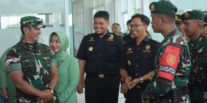 Kunjungi Satgas Yonarmed 10/Bradjamusti, Pangdam XII/Tpr Minta Prajurit Bantu Masyarakat di Perbatasan