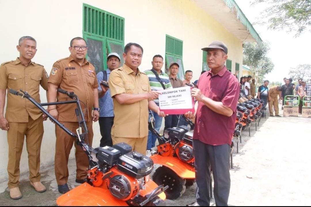 Penyerahan Bantuan Alat Pertanian Kepada Kelompok Tani Oleh Bupati Sergai H.Darma Wijaya
