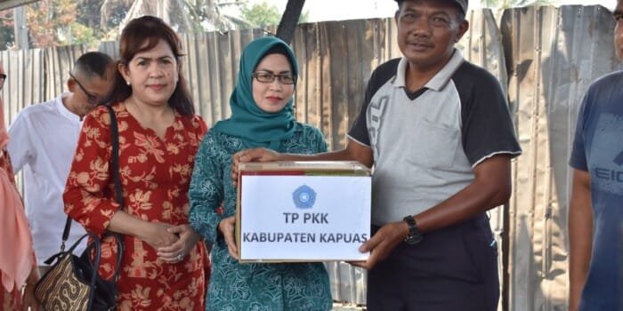 Wujud Kepedulian Ketua TP-PKK Kabupaten Kapuas Sambangi Korban Dampak Kebakaran