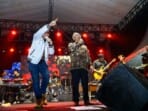 Duet Bareng Husein IDOL, Pj Bupati H Apriyadi Mahmud Berhasil Hibur Masyarakat