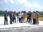 Pj Bupati Apriyadi Tinjau Jalan Desa Tanjung Raya