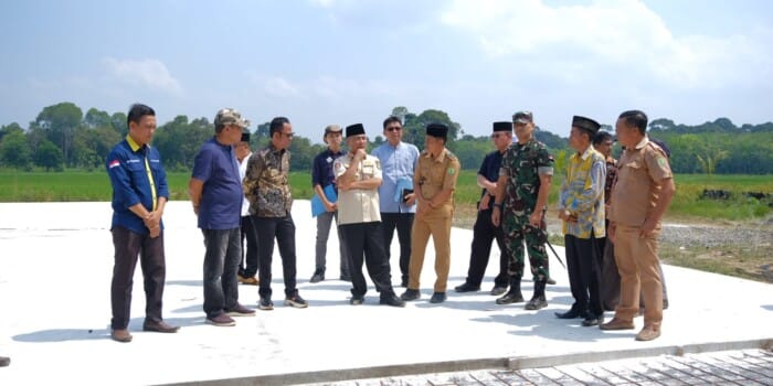 Pj Bupati Apriyadi Tinjau Jalan Desa Tanjung Raya