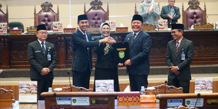 DPRD Sumsel Terima Penjelasan Pengantar Nota Keuangan dan Raperda APBD TA 2024 dari Gubernur Herman Deru