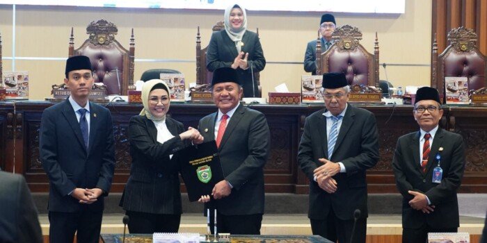 Ketua DPRD Sumsel dan Gubernur Herman Deru Tandatangani Keputusan Bersama Raperda DPRD Ta 2024