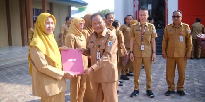 Sekda Kapuas Hulu Serahkan Satya Lencana dan SK Kenaikan Pangkat di Lingkungan Dinas Pendidikan