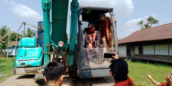 Bupati Kapuas Hulu Dampingi Ketua Komisi V DPR RI Launching Peningkatan Ruas Jalan Nanga Manday – Nanga Embaloh