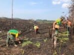 Wujudkan Kemanunggalan TNI Dengan Rakyat, Anggota Satgas Pamtas Yonarmed 10/ Bradjamusti Bantu Warga Desa Seriang Nugal Ladang