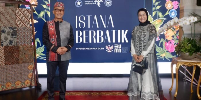 Zudan Kenakan Busana Sekomandi pada Istana Berbatik