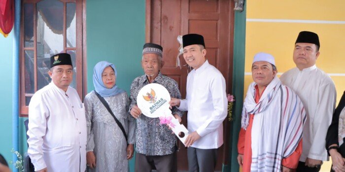 Tangis Haru Warsini Terima Bantuan Bedah Rumah. Ratu Dewa: Semoga Bermanfaat