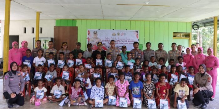 Kembangkan Minat Baca Anak Usia Dini, Polres Fakfak Salurkan Ribuan Buku dan Alat Tulis ke Pelosok
