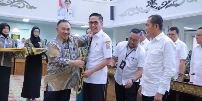 Ratu Dewa Emban Tugas Sebagai Ayah Genre