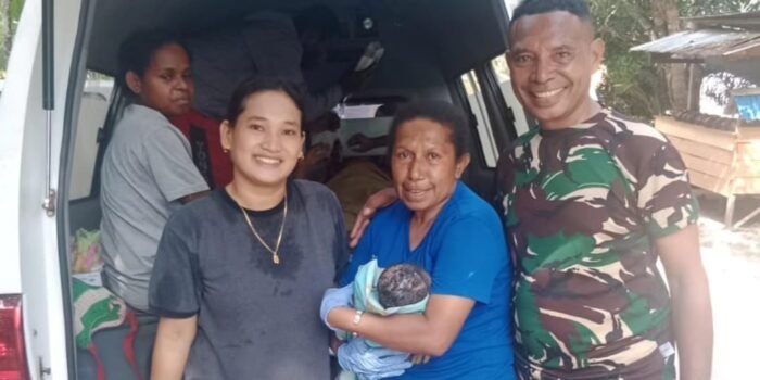 Anggota Kodim 1803/Fakfak PAM Kramomongga Bantu Proses Persalinan Warga