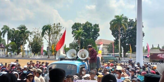 Gugat Plasma Warga Teloko Unjuk Rasa