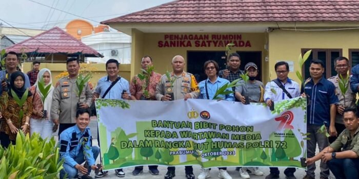 AKBP Witdiardi SIK MH Berikan Bantuan Bibit Pohon ke Teman PWI Prabumulih